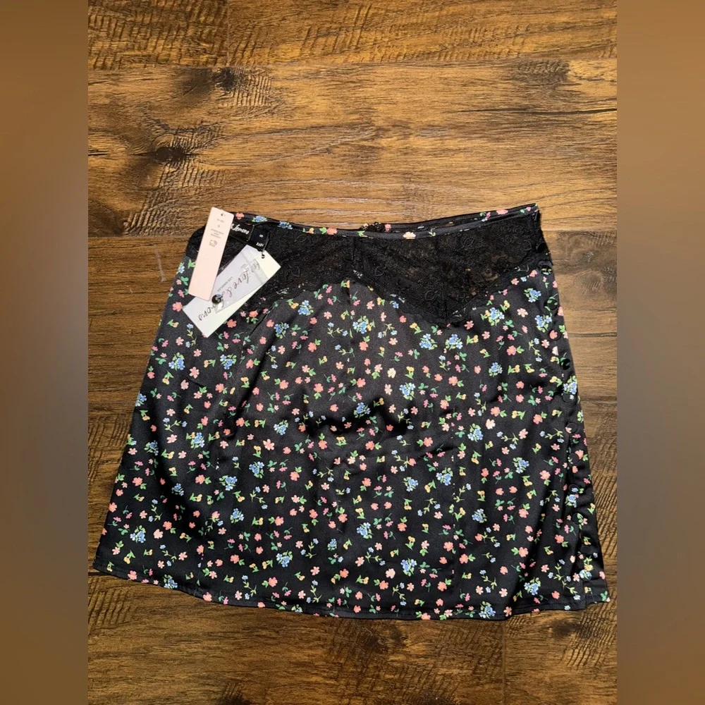 NWT FOR LOVE AND LEMONS x VS COLLECTION LUCY BLACK FLORAL‎ SKIRT SIZE SMALL